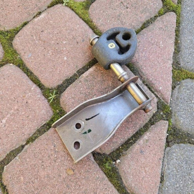 Uchwyt wieszak mocowanie wspornik wydechu Toyota Aygo X 17565-28020