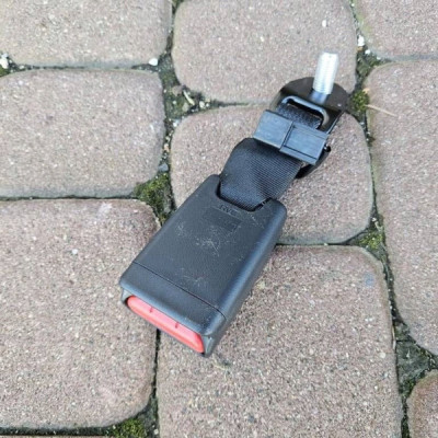 Zapinka pasów tył tylnych wpinka klamra Toyota Aygo X 50G9P4C16V